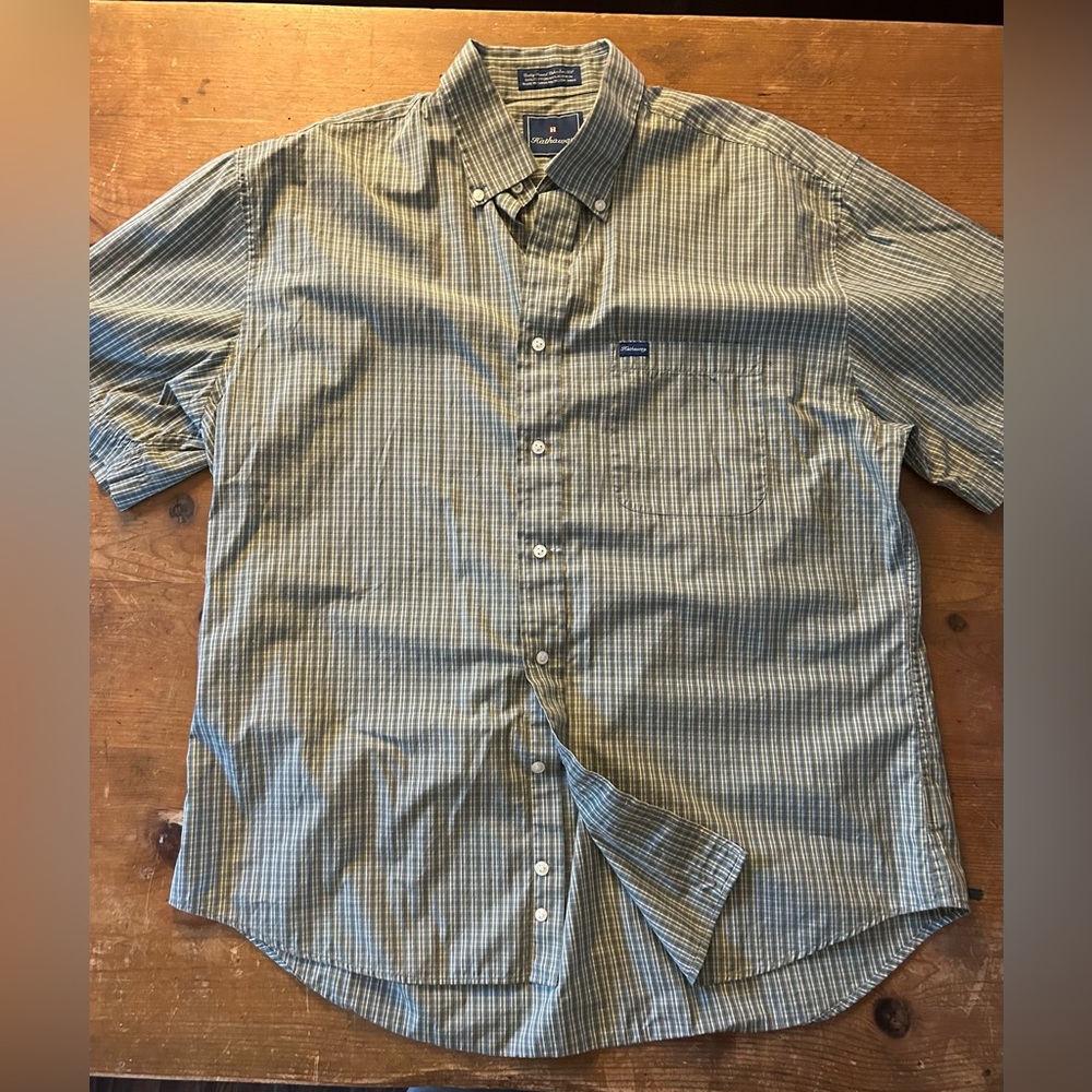 Hathaway men’s 100% cotton short sleeved plaid shirt. Buttoned collar.
